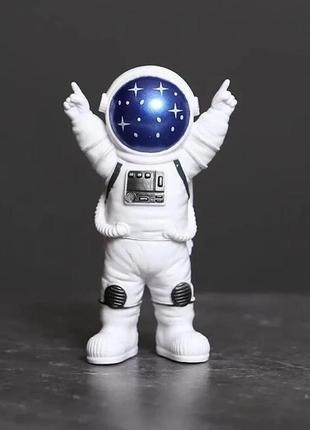 Фігурка астронавт. статуетка для інтер'єру космонавт 10 см. де...4 фото