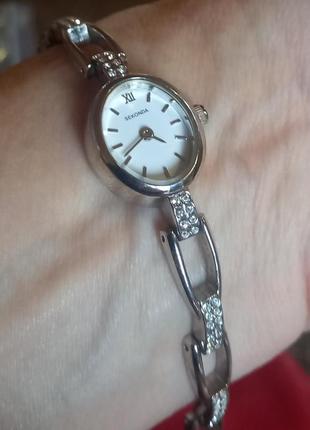 Ніжний, вінтажний годинник на вузеньку ручку. seconda.