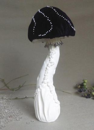 Фигурка гриба в технике мягкой скульптуры7 фото