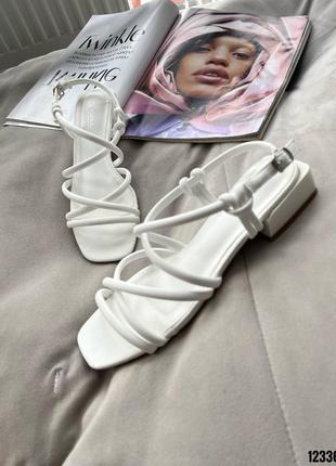 Белые кожаные босоножки с тонкими ремешками квадратным носом на худую узкую ногу9 фото