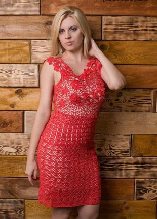 Красное вязаное платье с открытой спиной