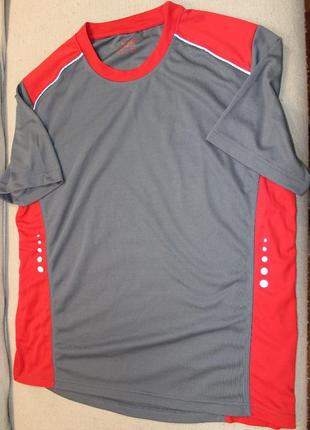 Спортивна футболка