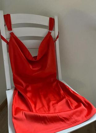 Стильное атласное мини платье в красного цвета1 фото