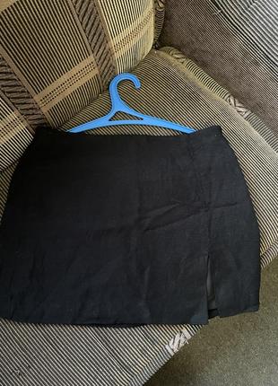 Черная мини юбка с разрезом спереди лен h&amp;m