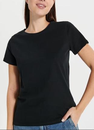 Черная базовая футболка. однотонная футболка. черная футболка