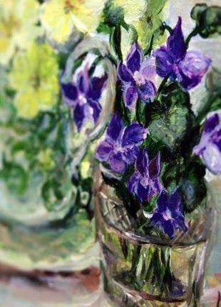 Картина маслом на оргалите 20х20см два букета букет цветов примулы в чашке и букет фиалок в хрусталь3 фото