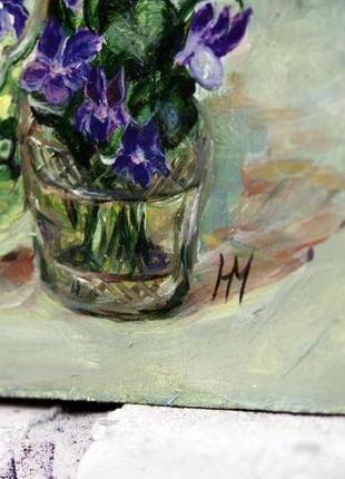 Картина маслом на оргаліті 20х20см два букети букет квітів примули в чашці і букет фіалок в кришталі2 фото