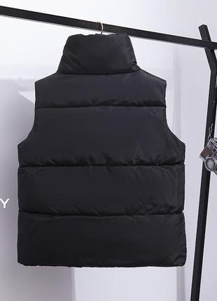 Жіноча жилетка з високим коміром з кишенями на весну демісезонна чорна3 фото