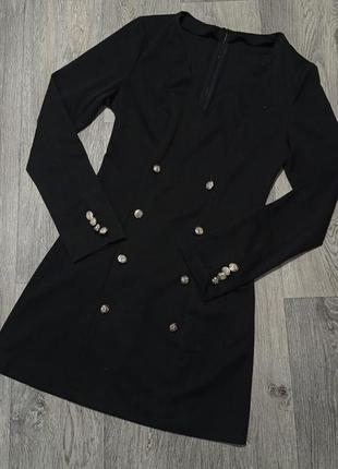 Черное платье с длинным рукавом в классическом стиле с серебряными пуговицами1 фото