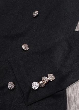 Черное платье с длинным рукавом в классическом стиле с серебряными пуговицами3 фото