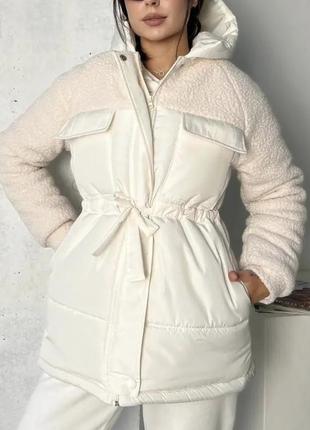 Тепла жіноча курточка бежевого кольору