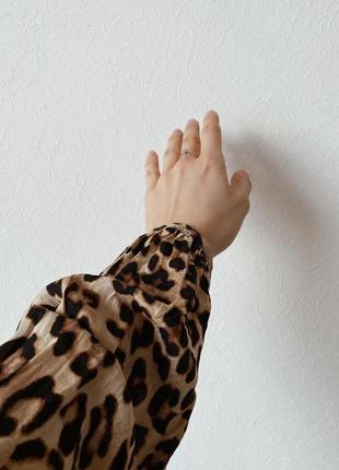 Блуза на затин в леопардовый принт h&amp;m на запах женская вискозная коричневая с длинными рукавами4 фото