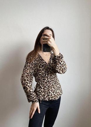 Блуза на затин в леопардовый принт h&amp;m на запах женская вискозная коричневая с длинными рукавами3 фото