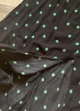 Черное платье миди в зеленый горох с разрезом4 фото