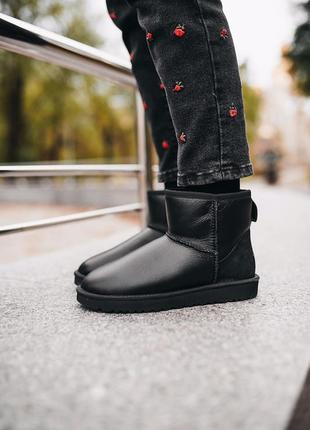 Женские чёрные угги ugg mini classic black leather2 фото