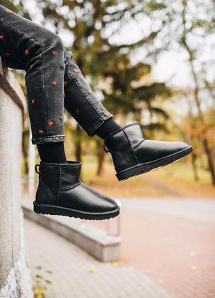 Женские чёрные угги ugg mini classic black leather3 фото