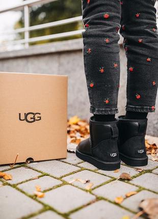 Женские чёрные угги ugg mini classic black leather4 фото