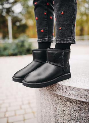 Женские чёрные угги ugg mini classic black leather5 фото