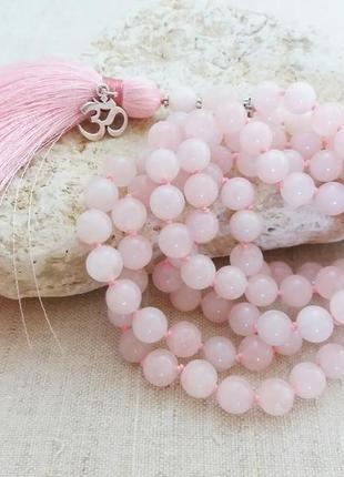 Четки из розового кварца с узлами и символом ом d 8мм