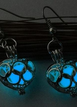 Сережки сердечко з люмінесцентним камінням сяючі сережки2 фото