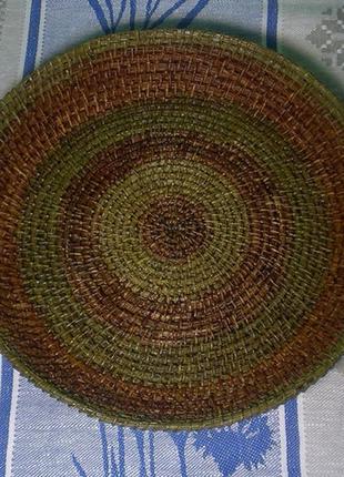 Тарель двухцветного плетения1 фото