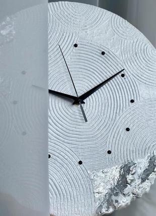 Годинник настінний білий із текстурної пасти та срібної поталі3 фото