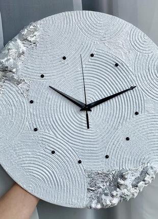 Годинник настінний білий із текстурної пасти та срібної поталі4 фото