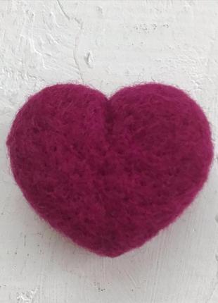 Брошь валяная пурпурное сердце