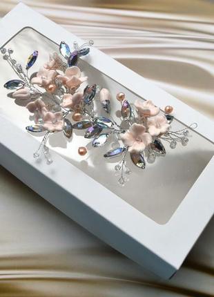 Ніжні прикраси в зачіску з квітами, перлами і кристалами4 фото