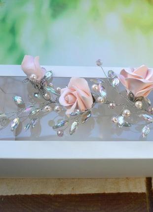 Украшение в прическу с жемчугом, кристаллами и нежно персиковыми розами3 фото