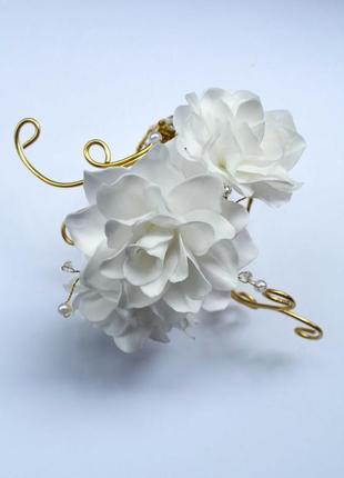 Свадебный браслет с белыми цветами, жемчугом и кристаллами3 фото