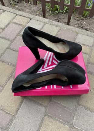 Черные замшевые туфли на высоком каблуке4 фото