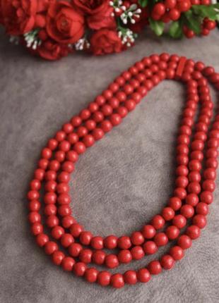 Красное ожерелье на три ряда