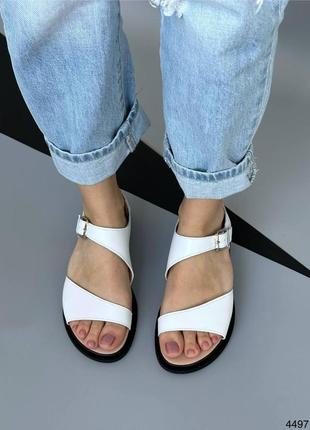 Кожаные босоножки женские с ремешком белые на низком ходу4 фото