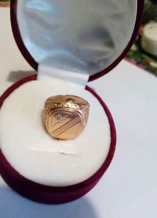 Перстень-печатка золота з цінним камінчиком .6 фото