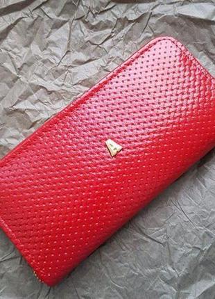 Жіноче портмоне з натуральної шкіри червоного кольору з тисненням, червона підкладка, червоний гаманець1 фото