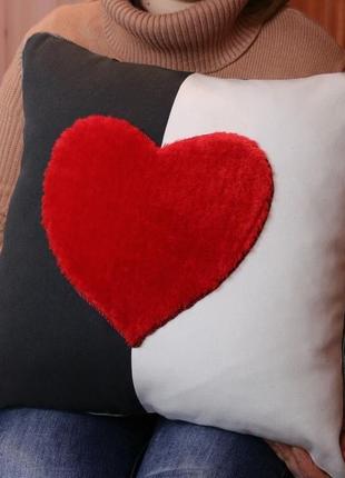 Подушка декоративна серце з червоного хутра до дня закоханих романтичний подарунок4 фото