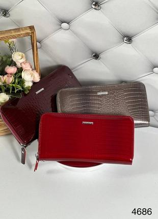 Жіночий стильний та якісний гаманець з натуральної шкіри червоний лак6 фото