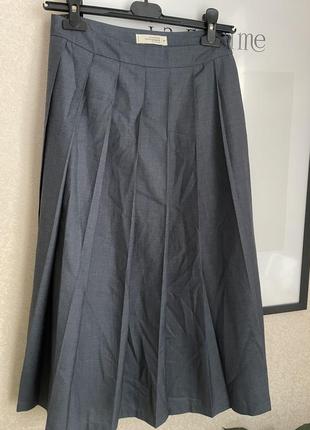 Стильная серая юбка-миди костюма ткань в складку