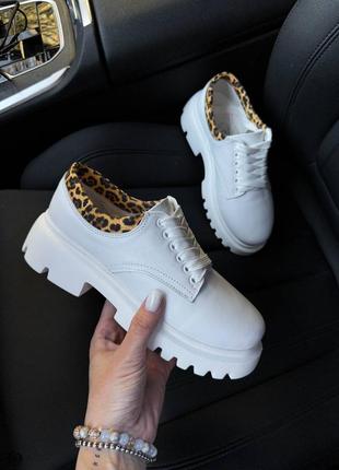 Стильные туфли лоферы броги на шнуровке кожаные белые бежевые черные с леопардовым...