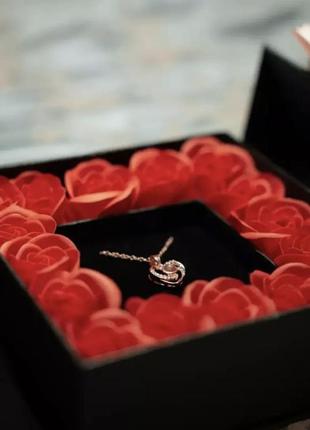 Подарочный набор 16 красных роз из мыла с кулоном3 фото