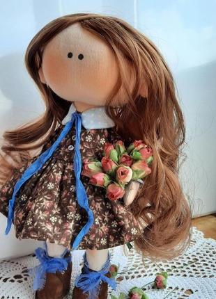 Куколка с розами