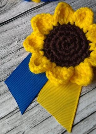Значок соняшник з синьо-жовтими стрічками - слава украйні - патріотична символіка3 фото