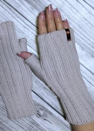 Бежевые женские перчатки - вязаные митенки из шерсти меринос - перчатки без пальцев1 фото