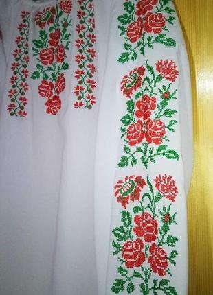 Біла шифонова вишиванка з трояндами3 фото