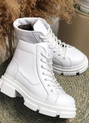 Шикарные белые кожаные ботинки на шнурках и тракторной стильной подошве