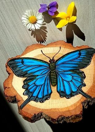 Картина на срезе дерева "голубая бабочка"
