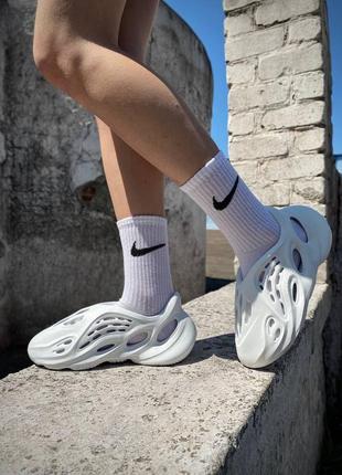 Женские шлепанцы yeezy foam runner white (no logo)