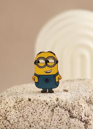 Деревянный значок миньон