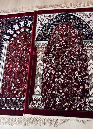Червоний килимок для намазу з візерунками8 фото